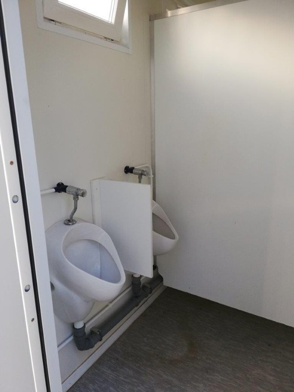 Sanitaire 20' + 5 cabines de toilettes + 2 lave-mains + 2 urinoirs - Neuf
