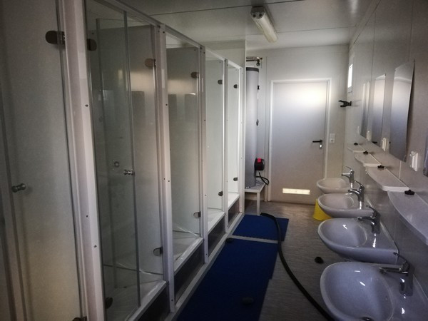 Sanitaire 20'+ 6 cabines de douche + 6 lavabos + chaudière de 400L - Neuf