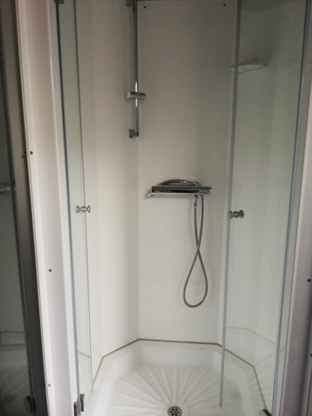 Sanitaire 20'+ 6 cabines de douche + 6 lavabos + chaudière de 400L - Neuf