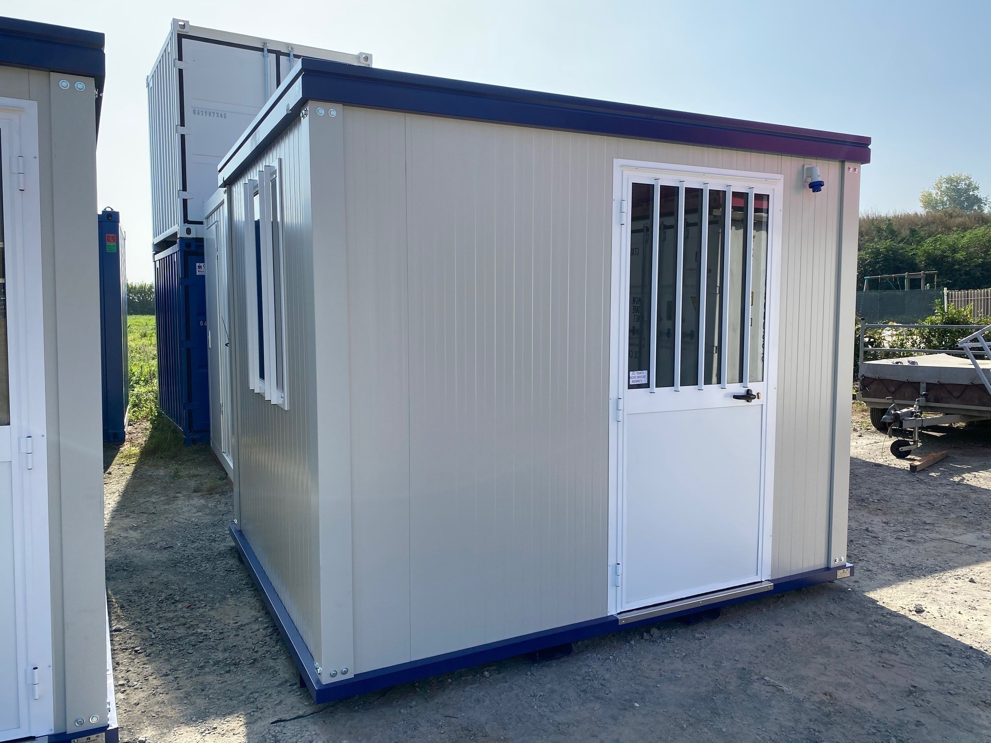 Container Chantier Avec Fenêtre de Côté (Dim. 3.00 X 2.40 m)