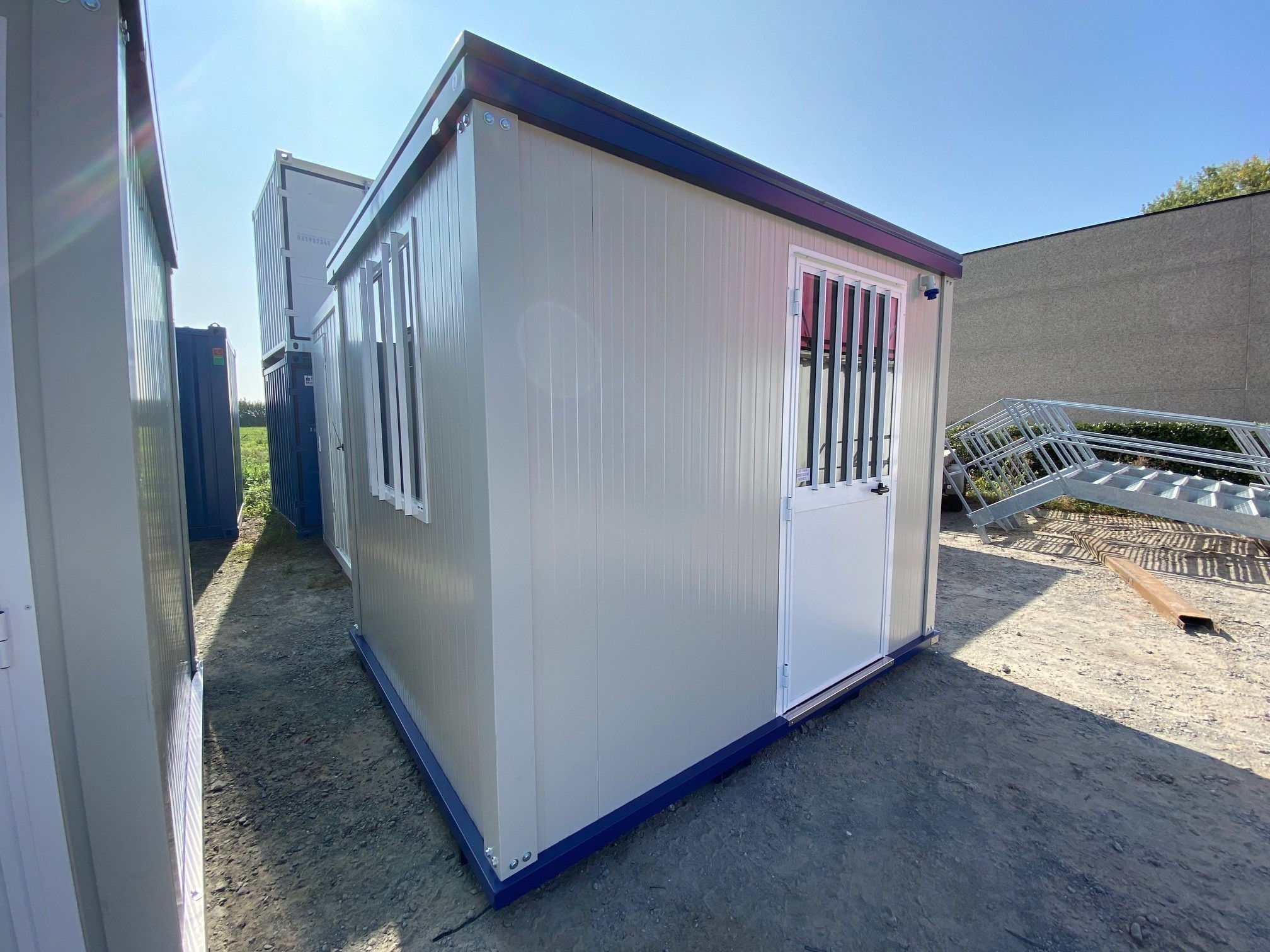 Container Chantier Avec Fenêtre de Côté (Dim. 3.00 X 2.40 m)